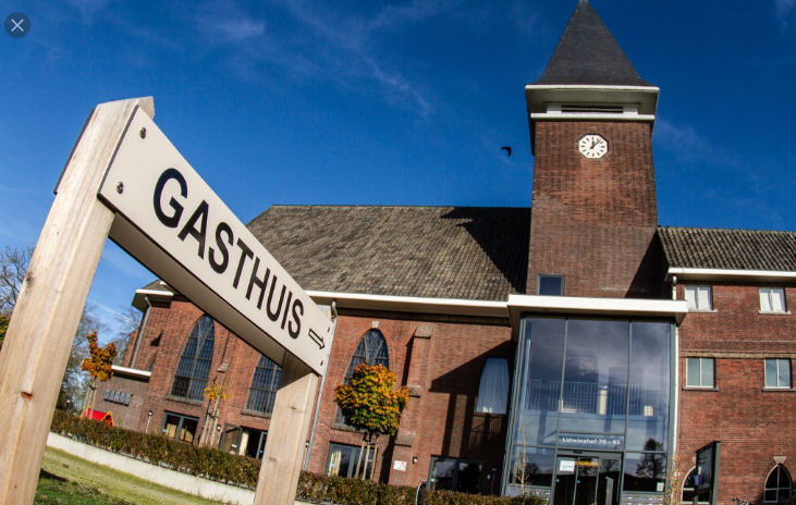 Foto van het gasthuis (ingang)