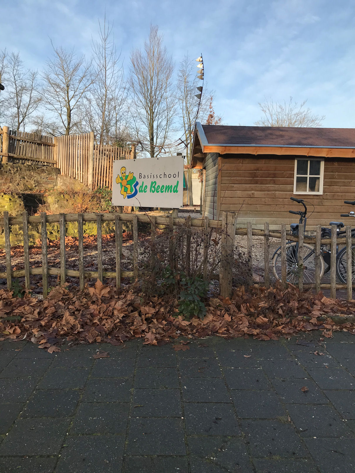 buiten bij de zoete inval, de scouting zit erachter. (basisschool zit ernaast)