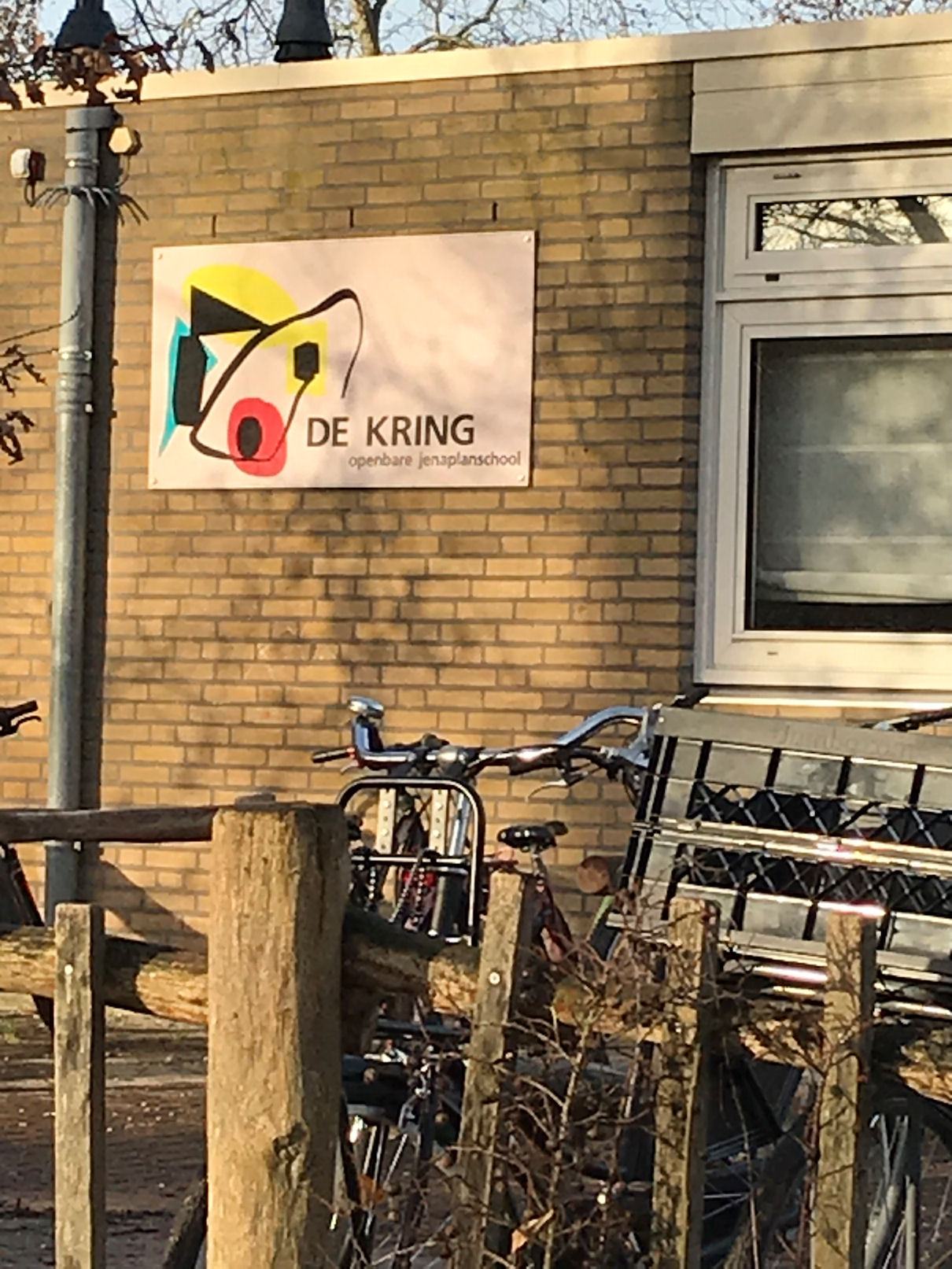 buiten bij de zoete inval, de scouting zit erachter. (basisschool zit ernaast)